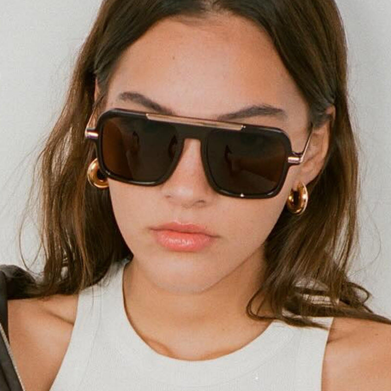 Damen quadratische Designer-Sonnenbrille mit goldenen Akzenten und schützendem UV-Filter Karnz