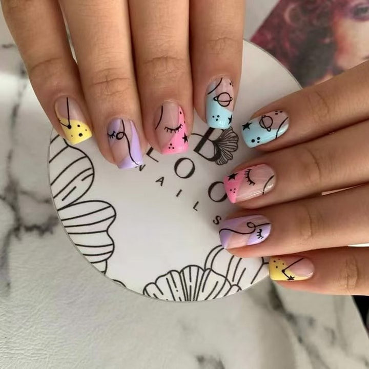 Kunstnagelset mit künstlerischen Motiven Karnz