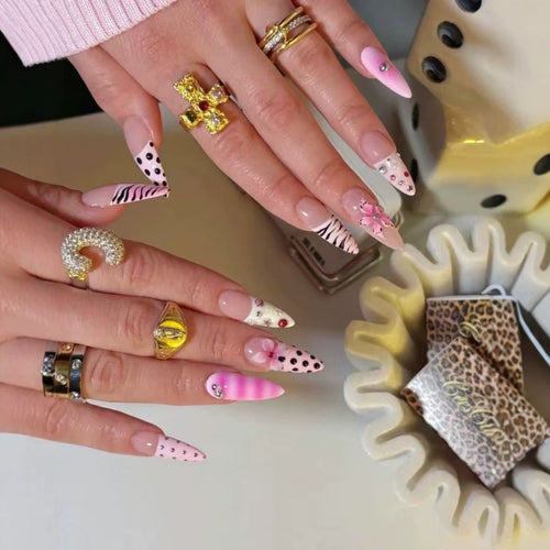Künstlerisches Press-On-Nageldesign mit einzigartigen Mustern und Strassakzenten Karnz