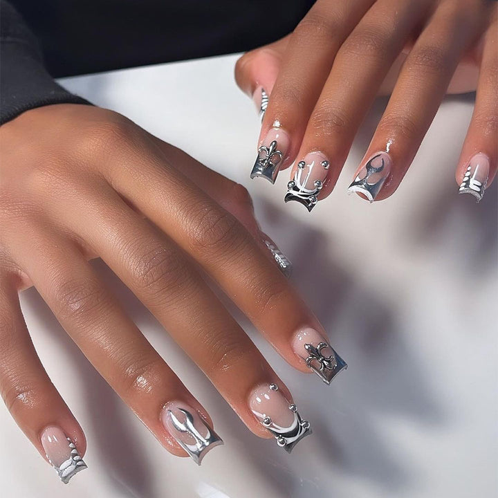 Kunstvolle Nagelverlängerungen mit metallischen Verzierungen Karnz