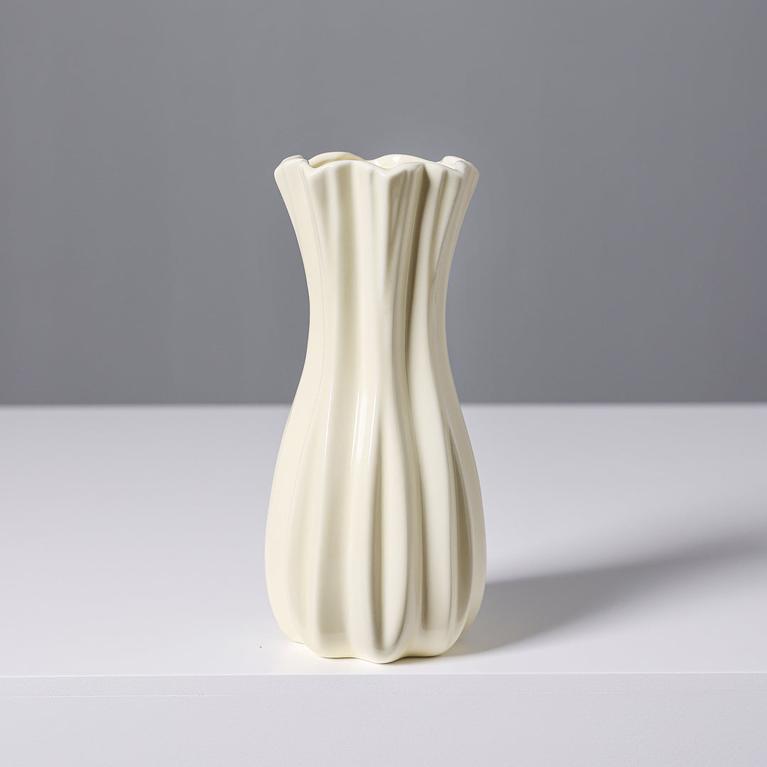 Elegante geriffelte weiße Keramikkaraffe Karnz