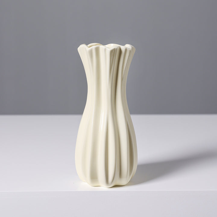 Elegante geriffelte weiße Keramikkaraffe Karnz