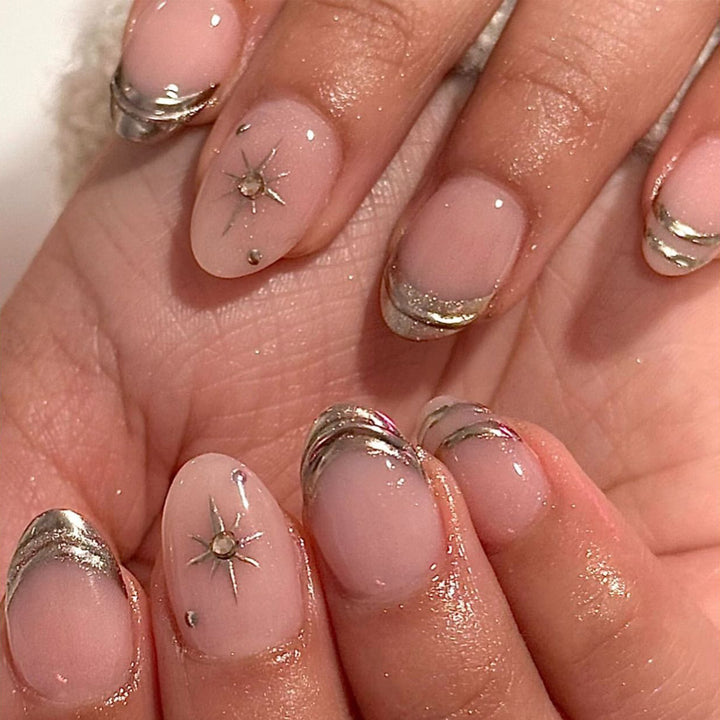 Glamouröse Nagelverlängerungen mit eleganten Metallic-Akzenten Karnz