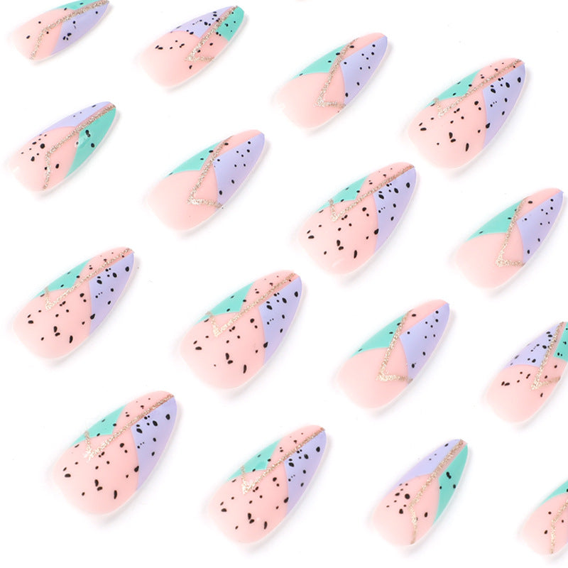 Künstliche Nailart mit einzigartigem geometrischem Design Karnz