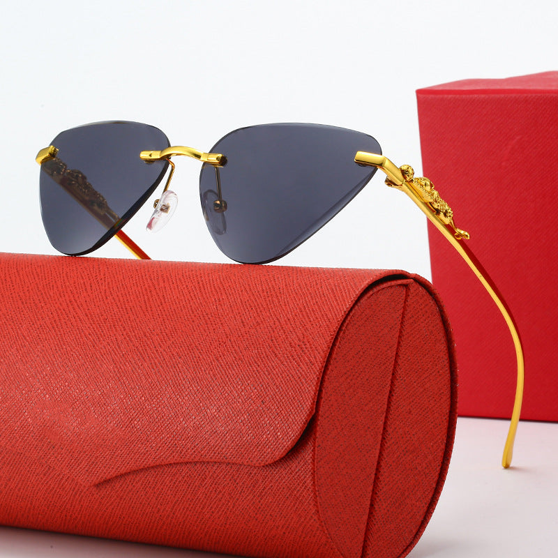 Damen Designer-Sonnenbrille mit kreativem, dreieckigem Rahmen und elegante goldene Akzente Karnz