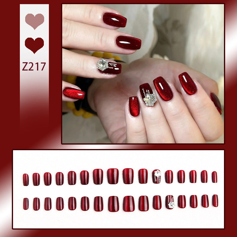 Kunstnagelset mit funkelnden Akzenten und glamourösem Design Karnz