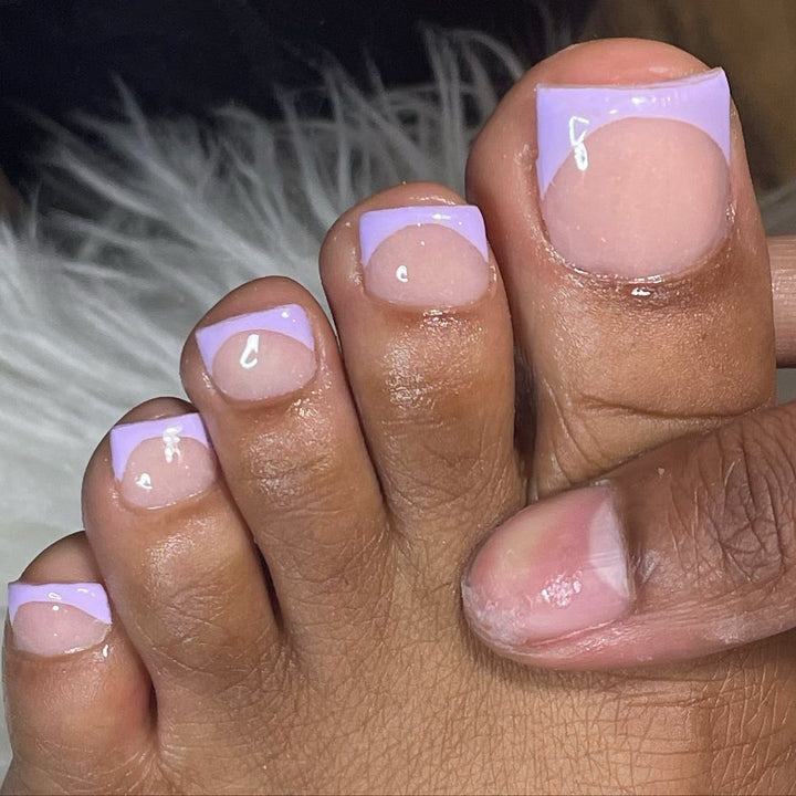 Kunstnagelset mit eleganten französischen Spitzen und hochglänzendem Finish Karnz
