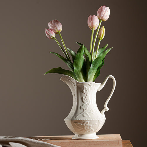 Eleganter floraler geprägter Keramikkrug