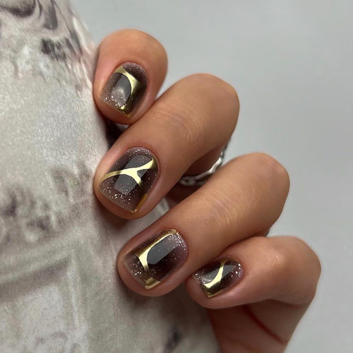 Künstliche Nagelkunst mit elegantem Metallic-Design und Glitzerakzenten Karnz
