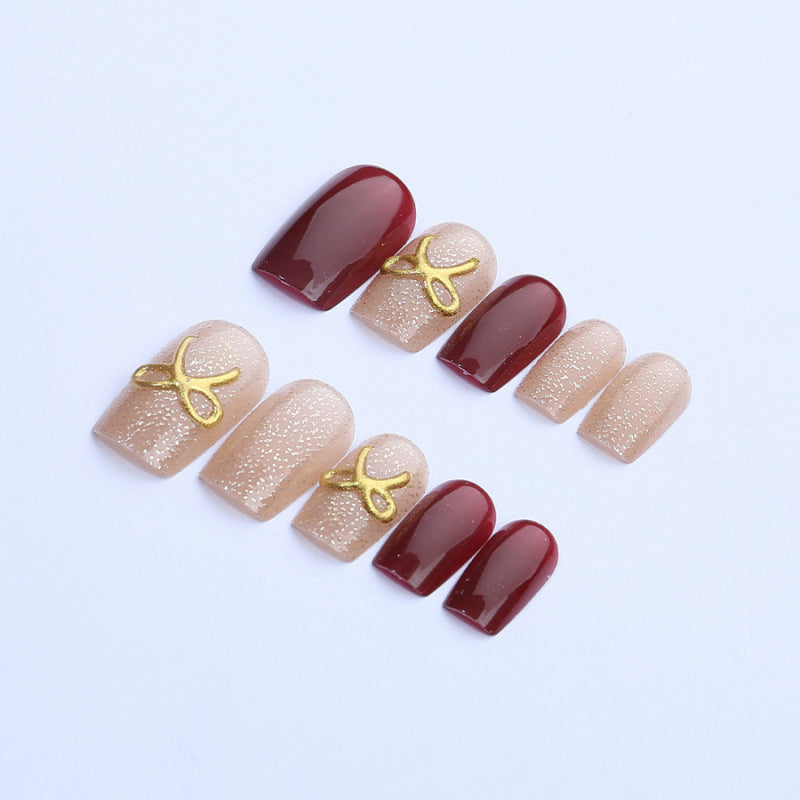 Dekoratives Press-On Nagelkunst-Set mit Glitzer und goldenen Akzenten