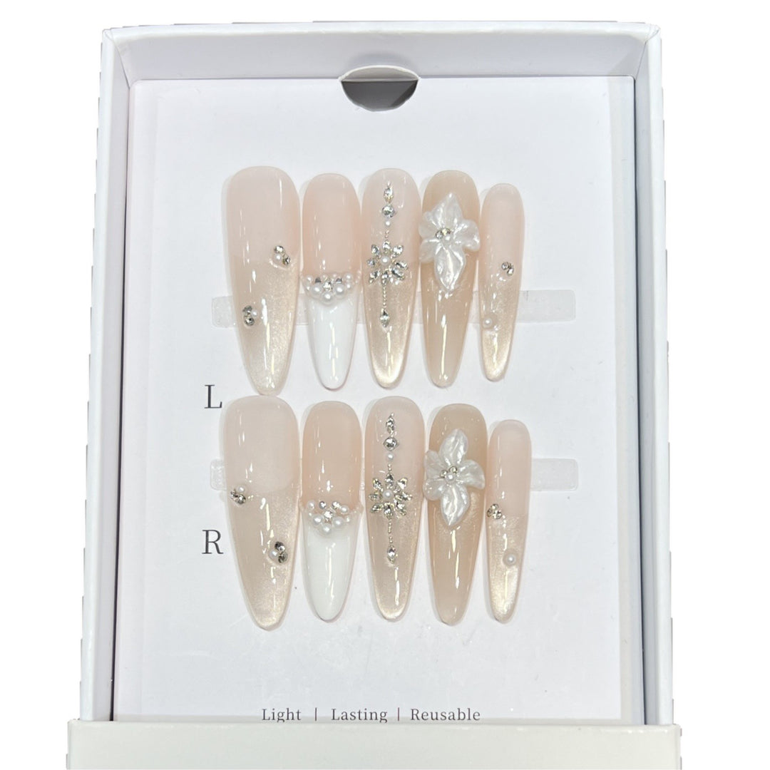 Ausgefallenes Press-On-Nageldesign Karnz