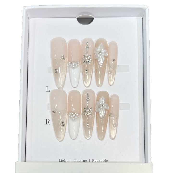 Ausgefallenes Press-On-Nageldesign Karnz
