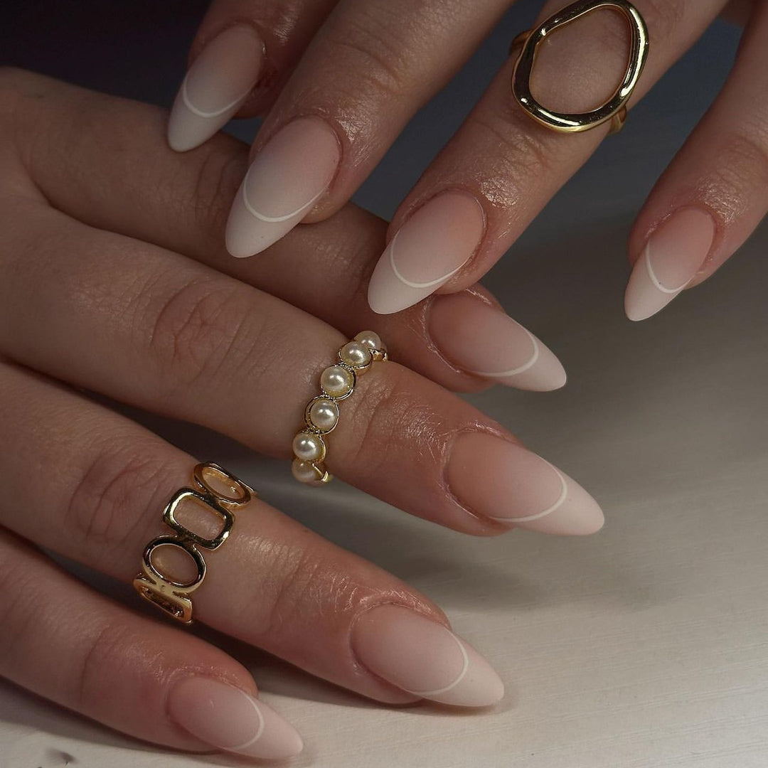 Elegante Gel-Nägel mit mattem Finish Karnz