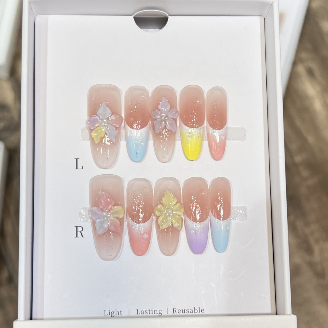 Blumeninspiriertes künstlerisches Press-On-Nagelset Karnz