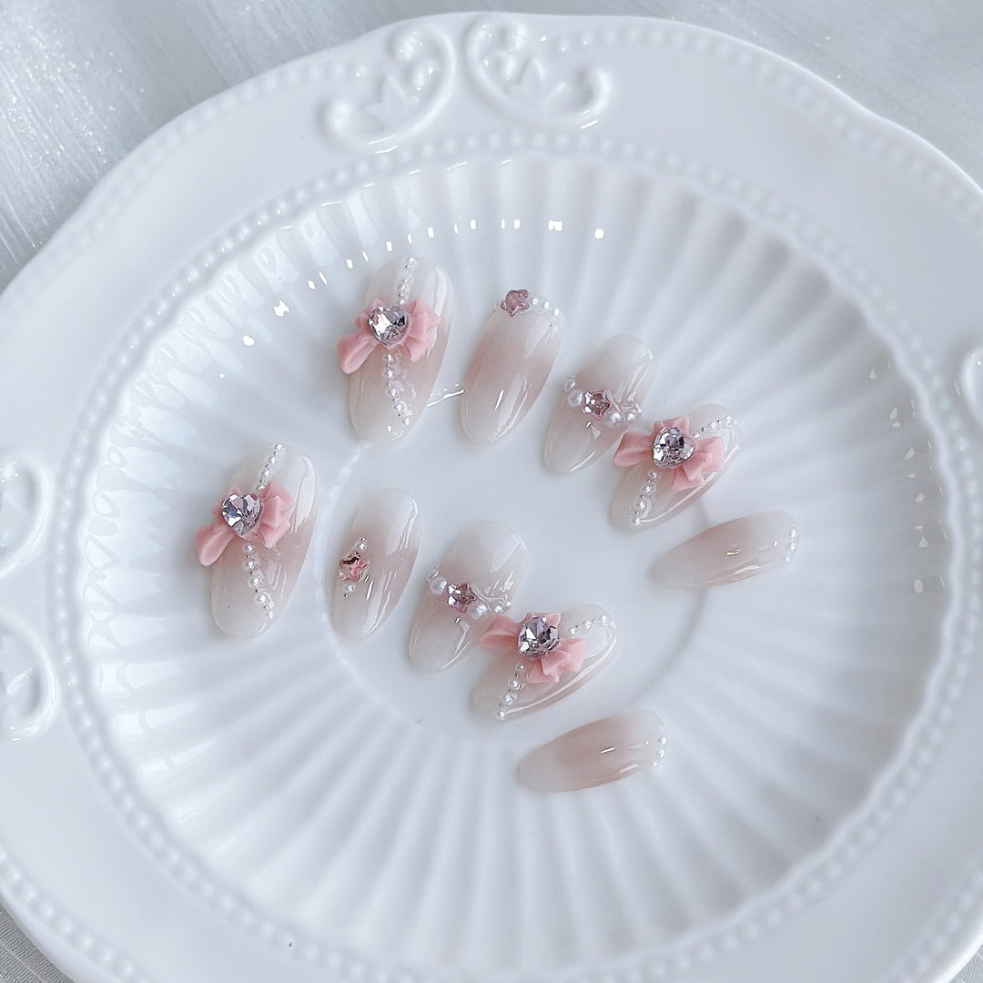 Dekoratives Press-On-Nagelkunst-Set mit glitzernden floralen Akzenten
