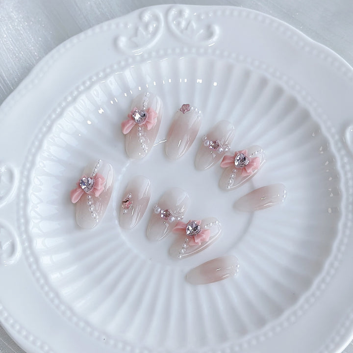 Dekoratives Press-On-Nagelkunst-Set mit glitzernden floralen Akzenten