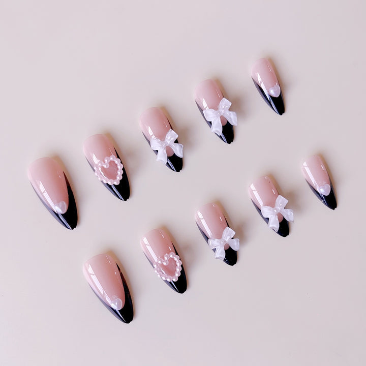 Glamouröse Kunstnagelspitzen mit 3D Schleifen und Herzverzierungen Karnz