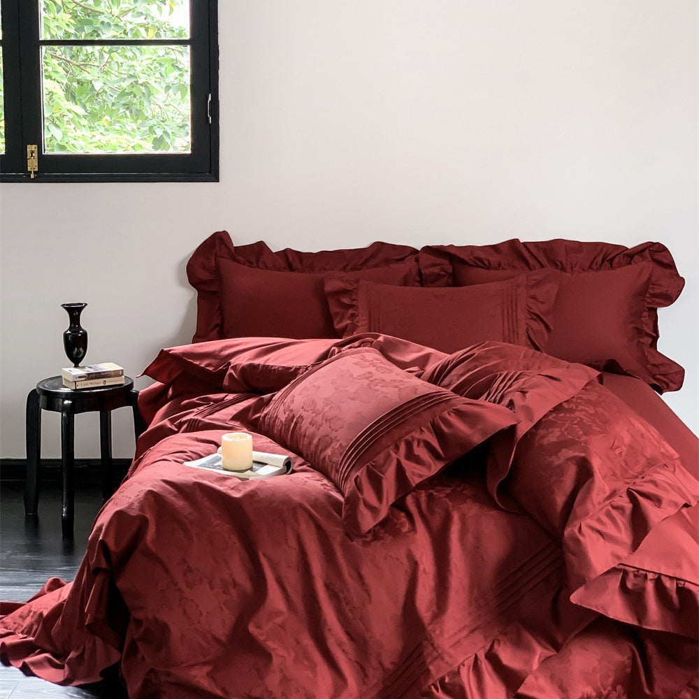 Elegante Satin-Bettgarnitur mit Volant, feinen Biesen und Jacquard-Relief
