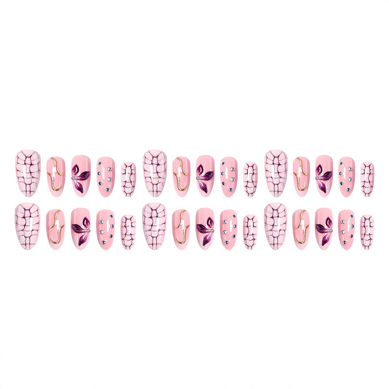 Kunstnagelset mit glamourösem Design und funkelnden Akzenten Karnz