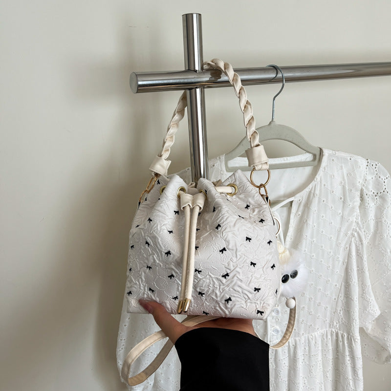 Charmante bestickte Eimer-Handtasche