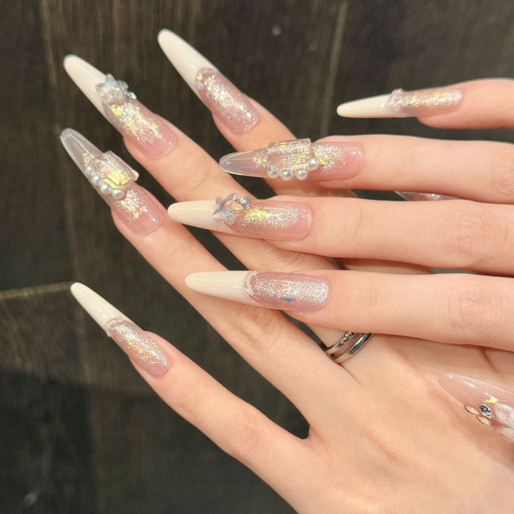 Dekorativer Press-On Nagelset mit glamourösen Perlen- und Glitzerakzenten