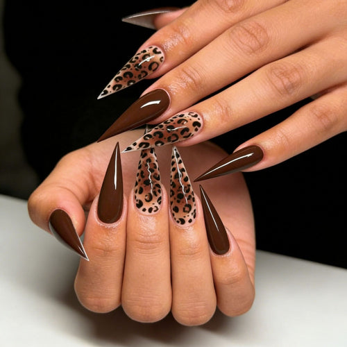 Künstlerische Stiletto-Nagelerweiterungen mit Leopardenmuster Karnz