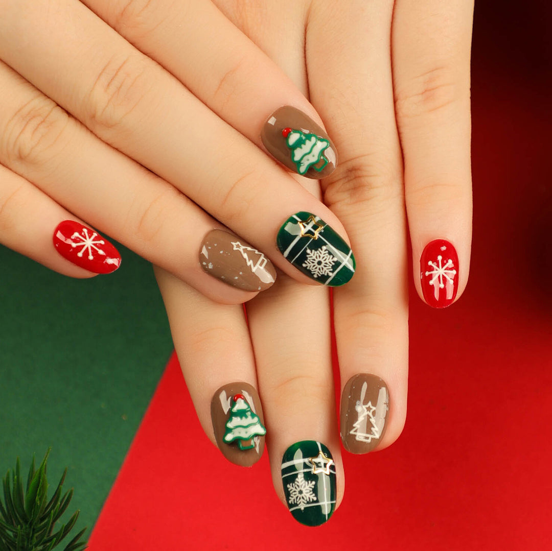 Kunstvolle Weihnachtsnagelkunst mit festlichem Design Karnz