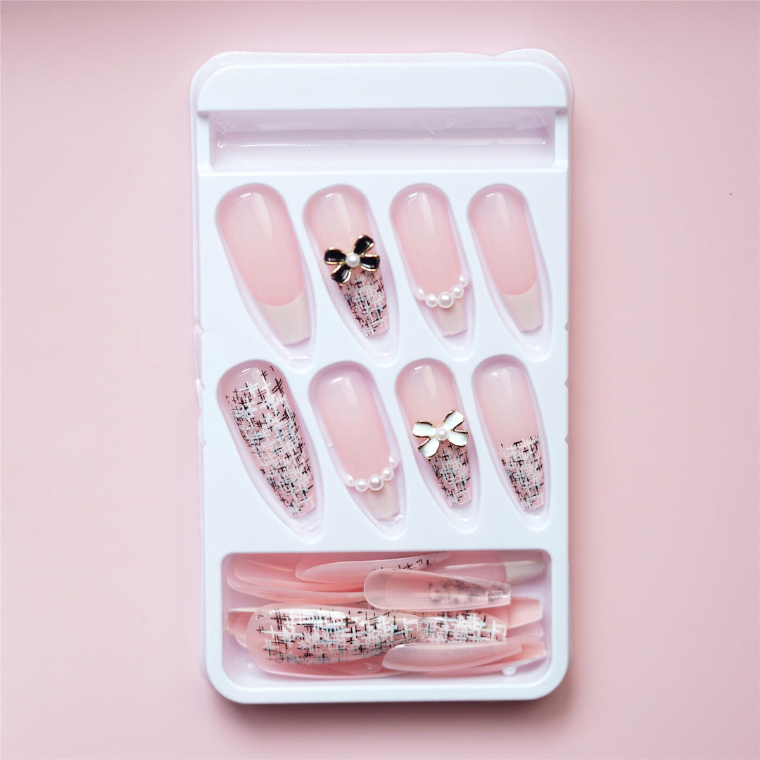 Elegante Press-On Nagelkunst mit dekorativen Schleifenakzenten