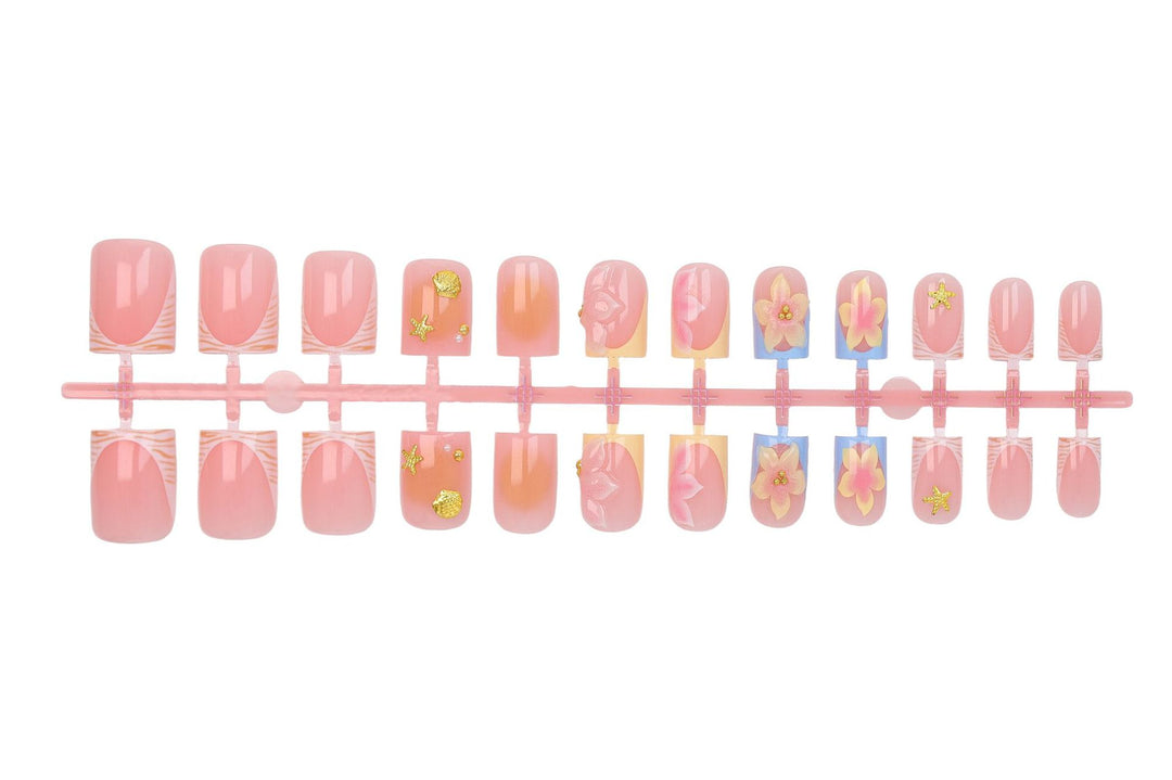 Kunstnagelset mit floralen Akzenten und elegantem Glanz Karnz