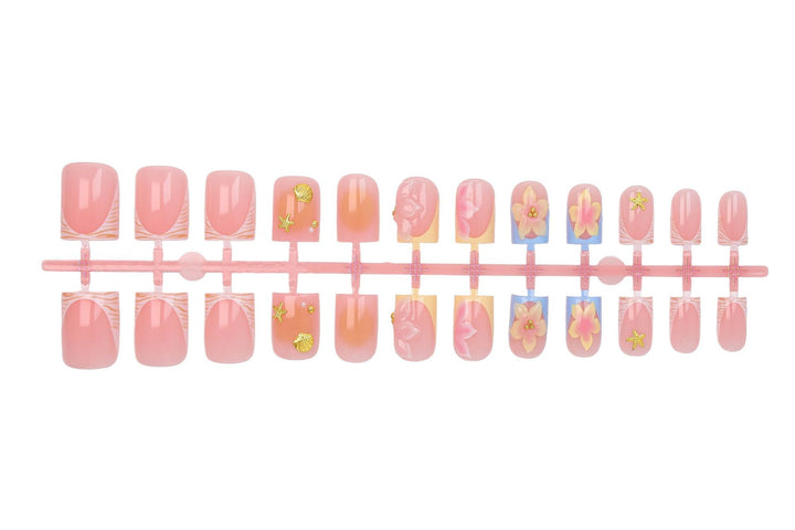 Kunstnagelset mit floralen Akzenten und elegantem Glanz Karnz