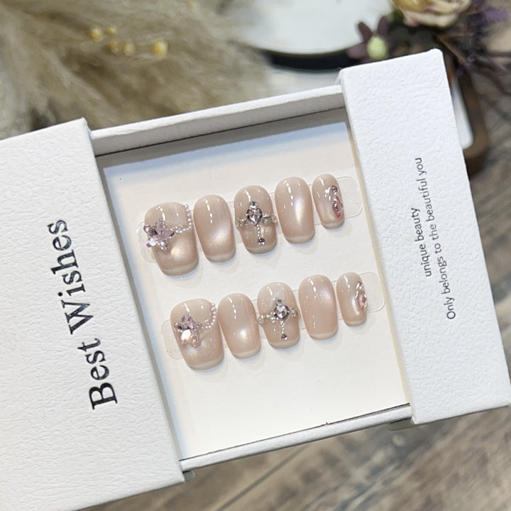 Elegantes Press-On-Nagelset mit floralen Akzenten Karnz