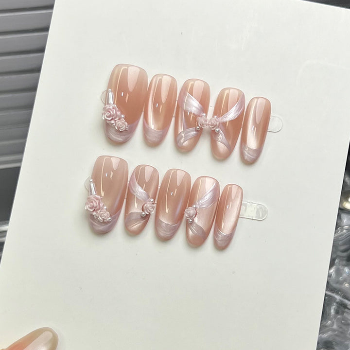 Dekoratives Press-On Nagelkunstset mit floralen Akzenten 1790734426