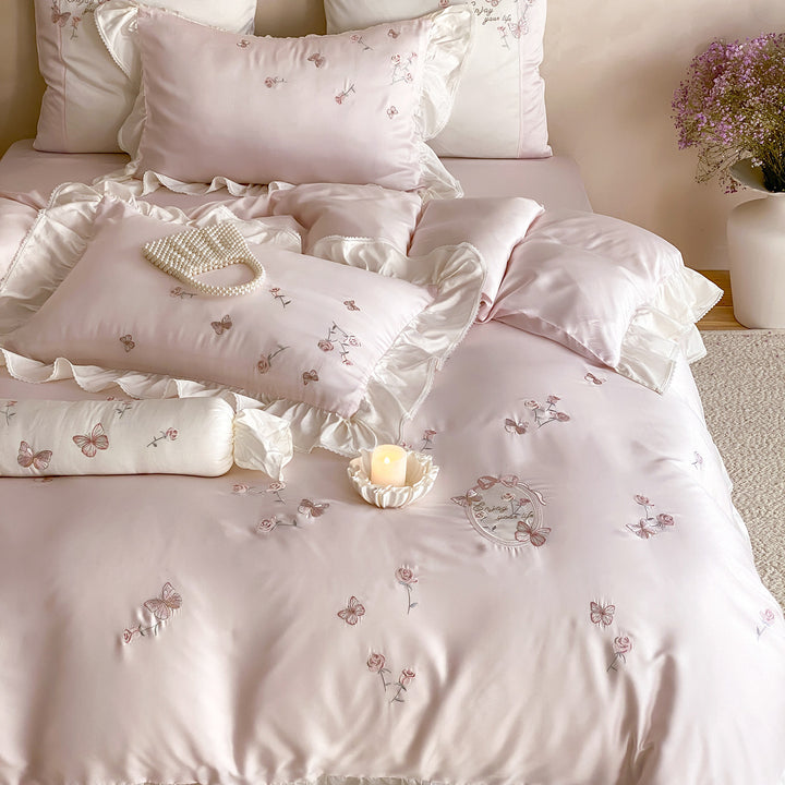 Satin-Bettwäsche-Set mit luxuriöser Baumwollsatin-Qualität, bestickten Schmetterlingen und Rosen sowie Volant