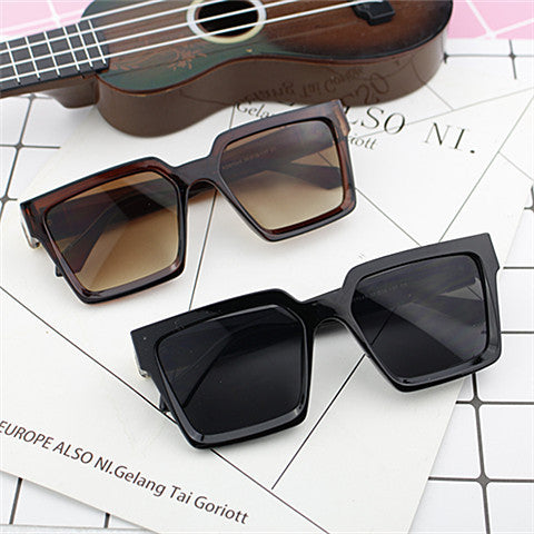 Damen Oversized-Sonnenbrille im modischen Eckdesign Karnz
