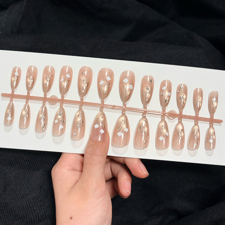 Elegante Stiletto Press-On Nagelkunstset mit Blumenakzenten Karnz