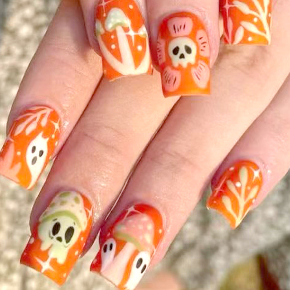 Kreative Halloween-Themen Nagelkunst Karnz