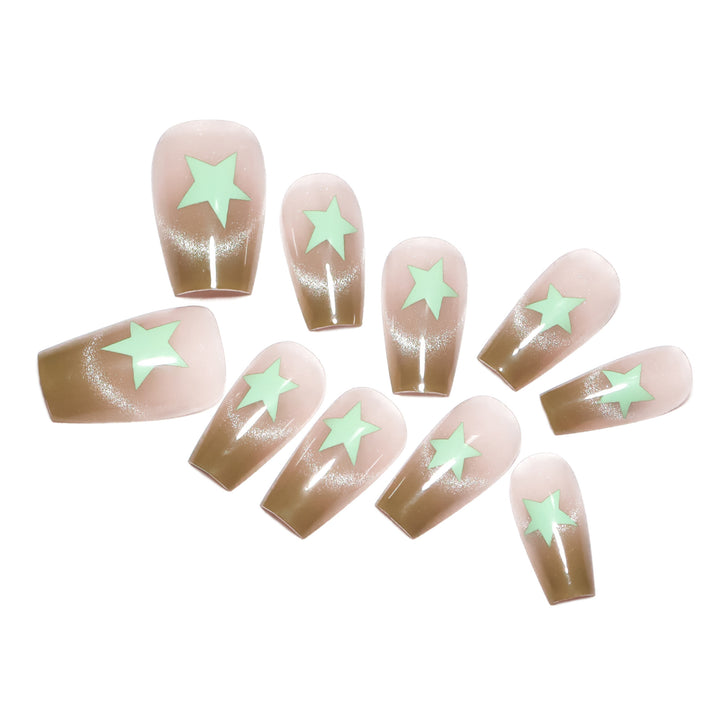 Künstliche Nagelverlängerungen mit Shimmer-Effekt und Sternenmotiven Karnz