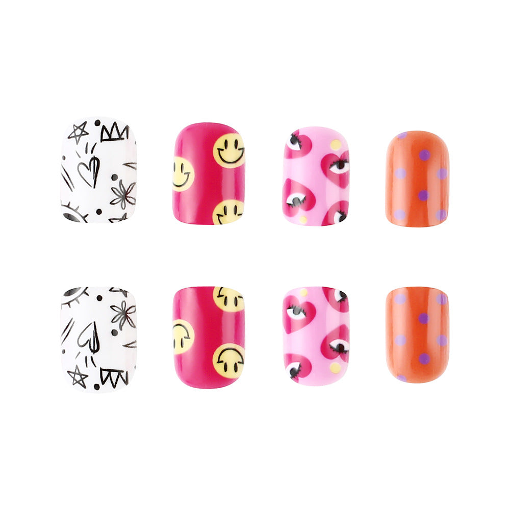 Künstlerisches Press-On Nagelkunst Set mit verspielten Designs Karnz
