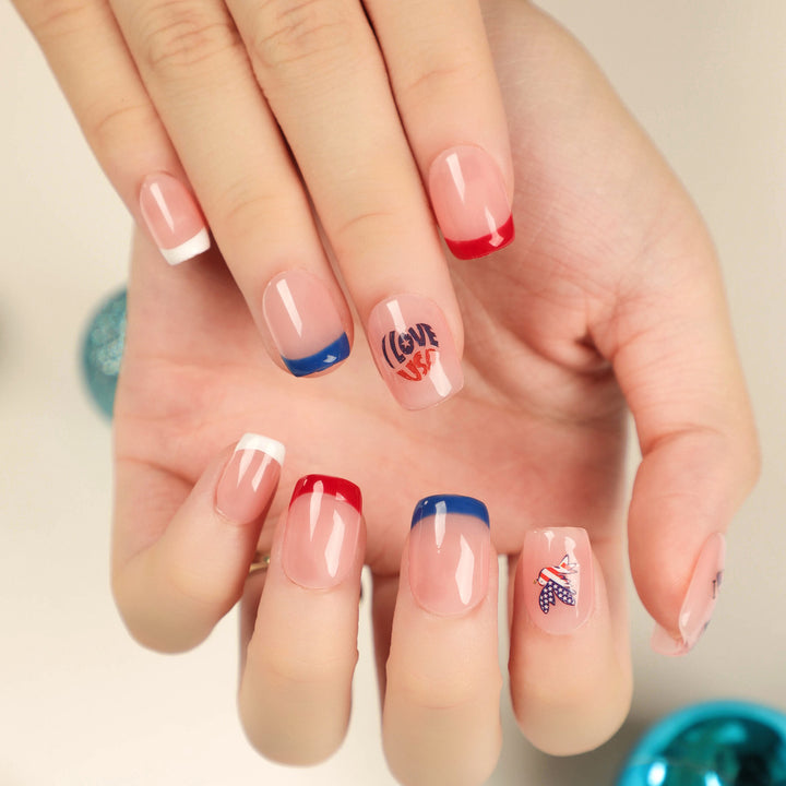 Kunstvolle Nagelkunst mit patriotischen Designs Karnz