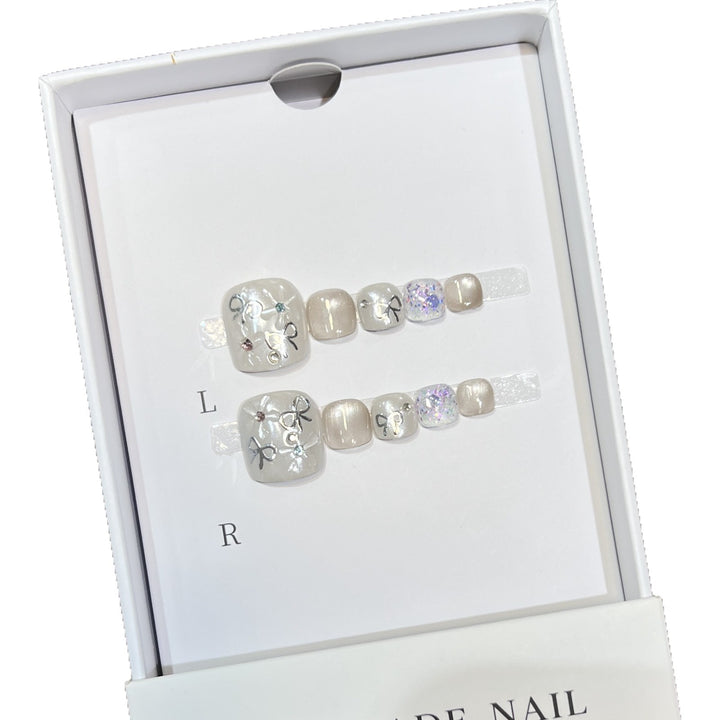 Künstlerisches Press-On-Nagelset mit Glitzer und Blumendesign Karnz