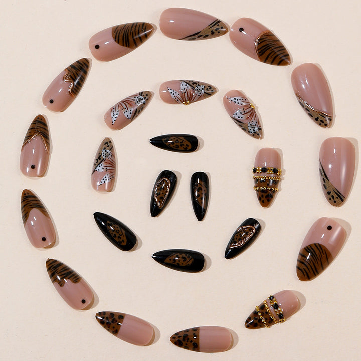 Dekorative 3D Stiletto Nagelkunst Extensions Karnz