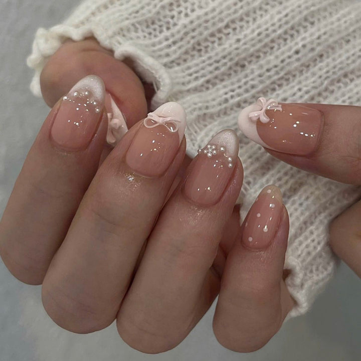 Künstliche Nagelkunst mit verspielten Punkten und Schleifen Karnz