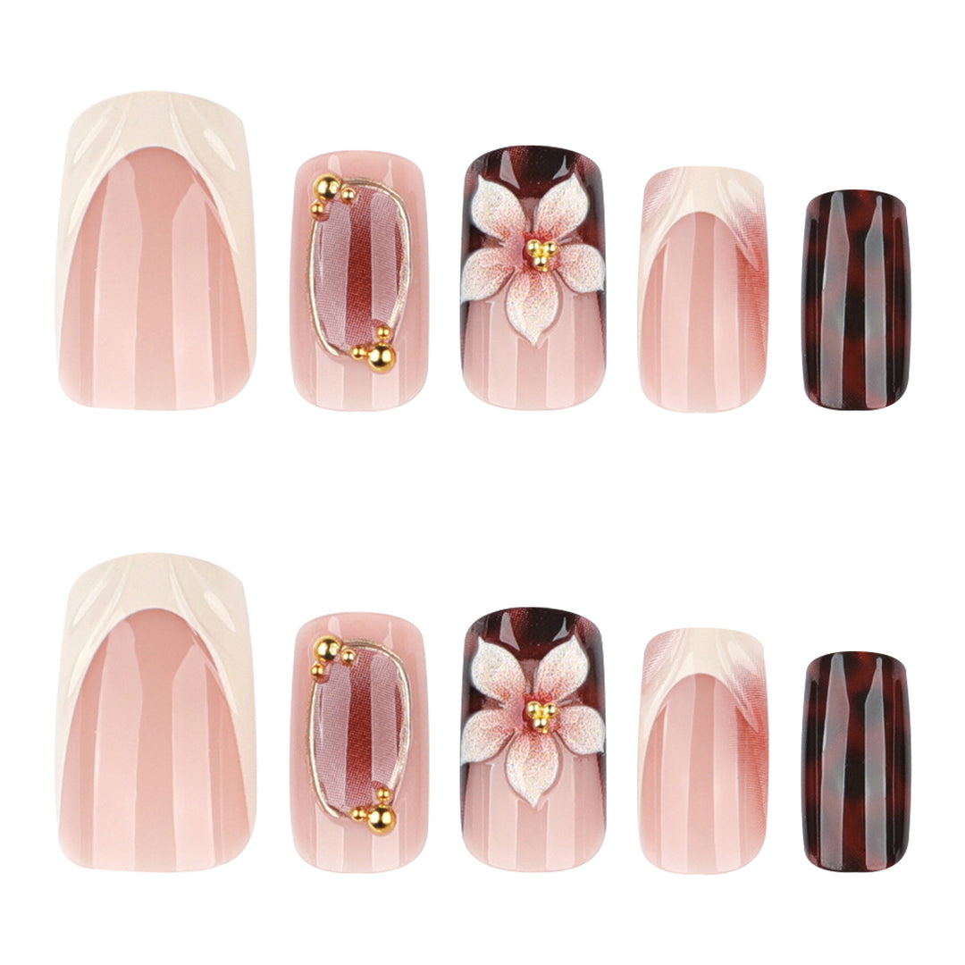Kunstvolle Stiletto-Nägel mit eleganten Floraldesign und Glitzereffekten Karnz