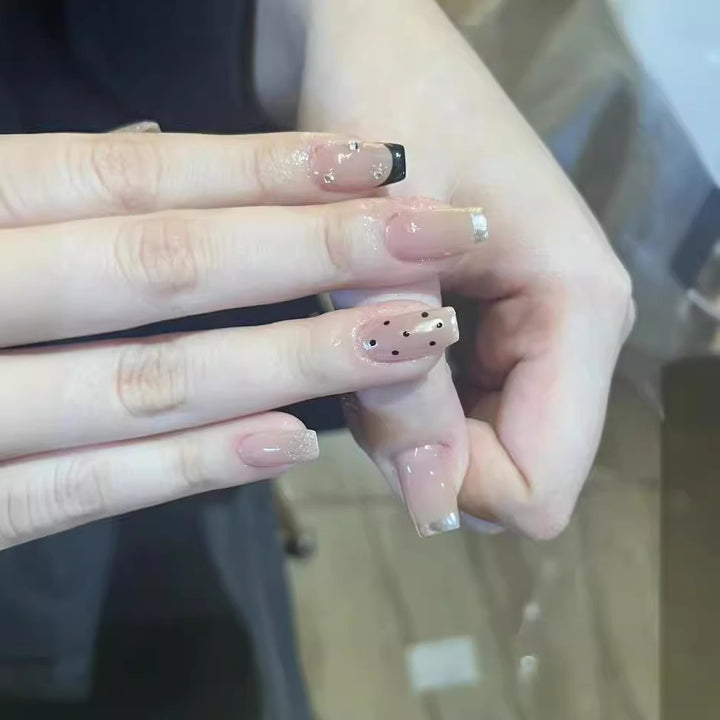 Künstlerisches Press-On-Nagelset mit Glitzerakzenten