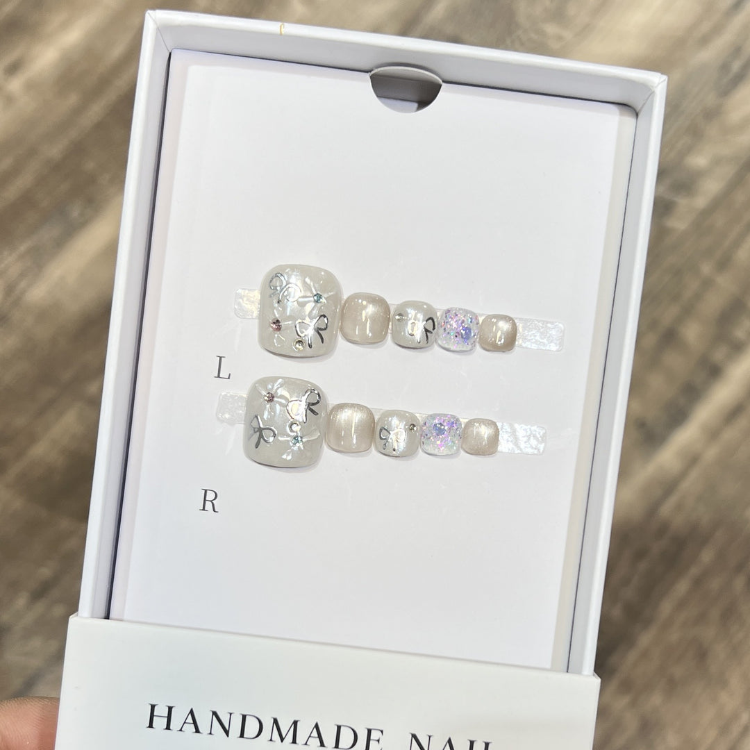 Künstlerisches Press-On-Nagelset mit Glitzer und Blumendesign Karnz
