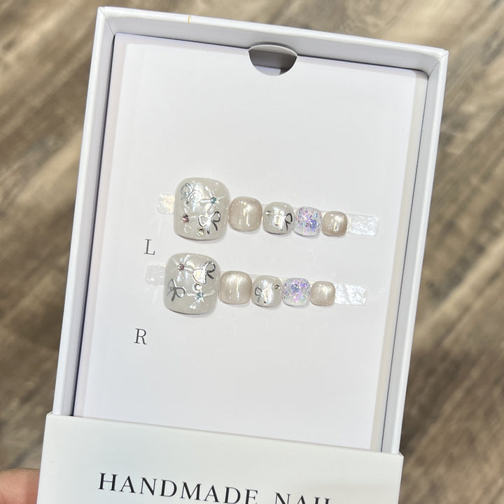 Künstlerisches Press-On-Nagelset mit Glitzer und Blumendesign Karnz