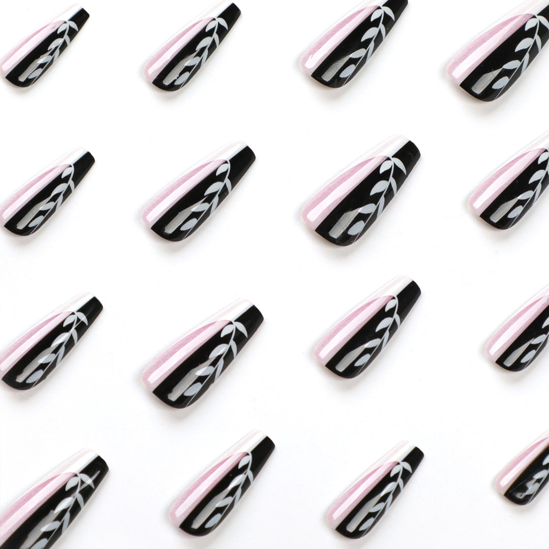 Kunstvolle Nagelverlängerungen im eleganten Schwarz-Weiß-Design Karnz