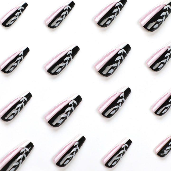 Kunstvolle Nagelverlängerungen im eleganten Schwarz-Weiß-Design Karnz