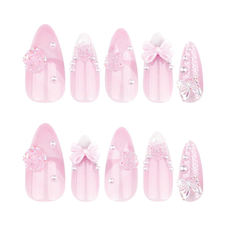 Kunstvolle Nagelverlängerungen mit floralen Verzierungen und Glitzerakzenten Karnz