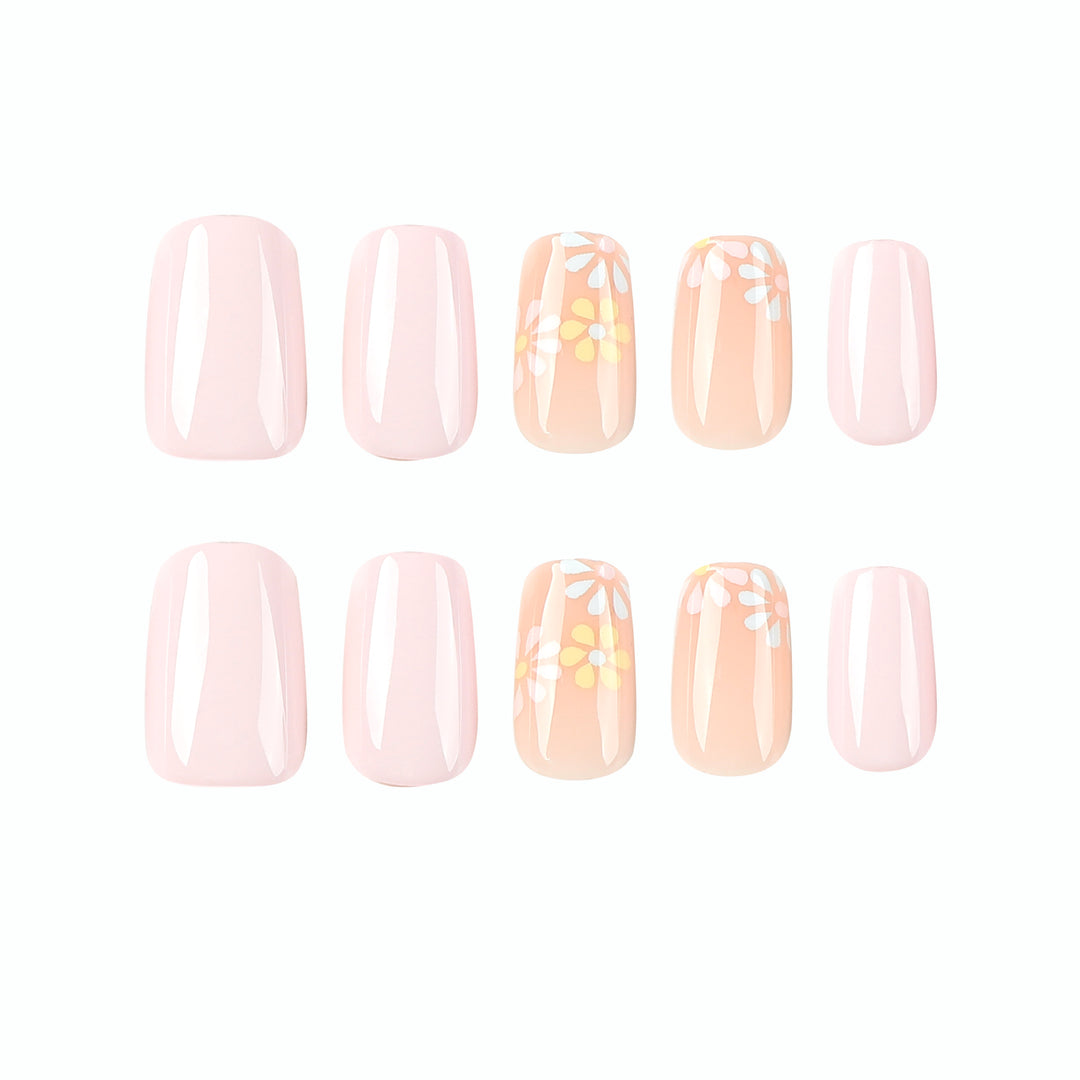 Kunstvolle Nagelverlängerungen mit Blumenverzierungen Karnz